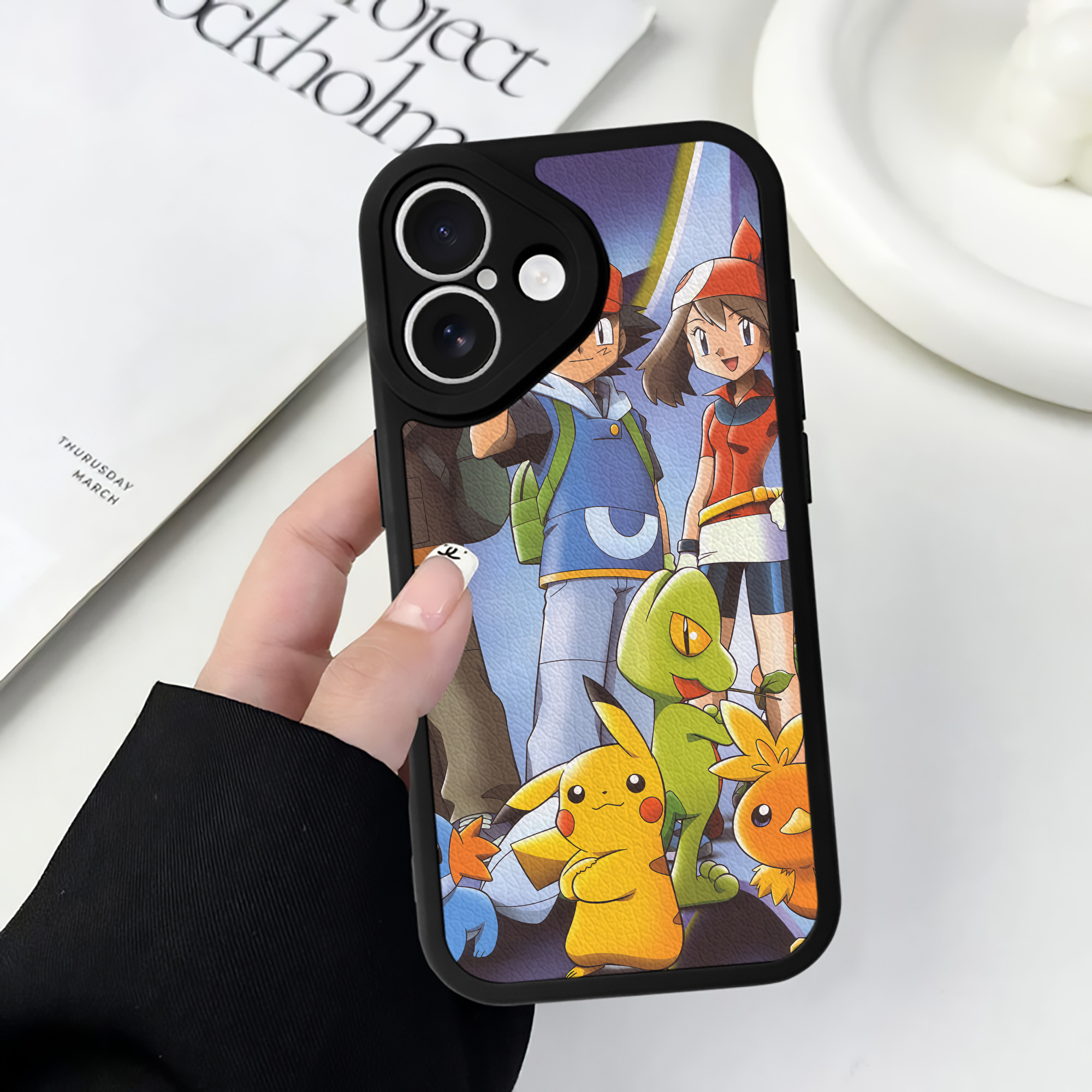 （画像用） ポケットモンスター Pokémon 【iPhone 16シリーズ対応】シリコンスマホケース（レザー調） 材質：シリコン